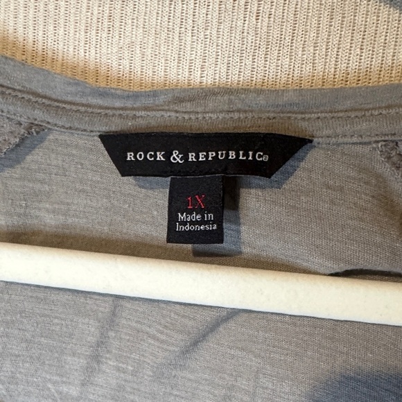 Rock & Republic Gray Tee with Black Eagle Design - Picture 2 of 4